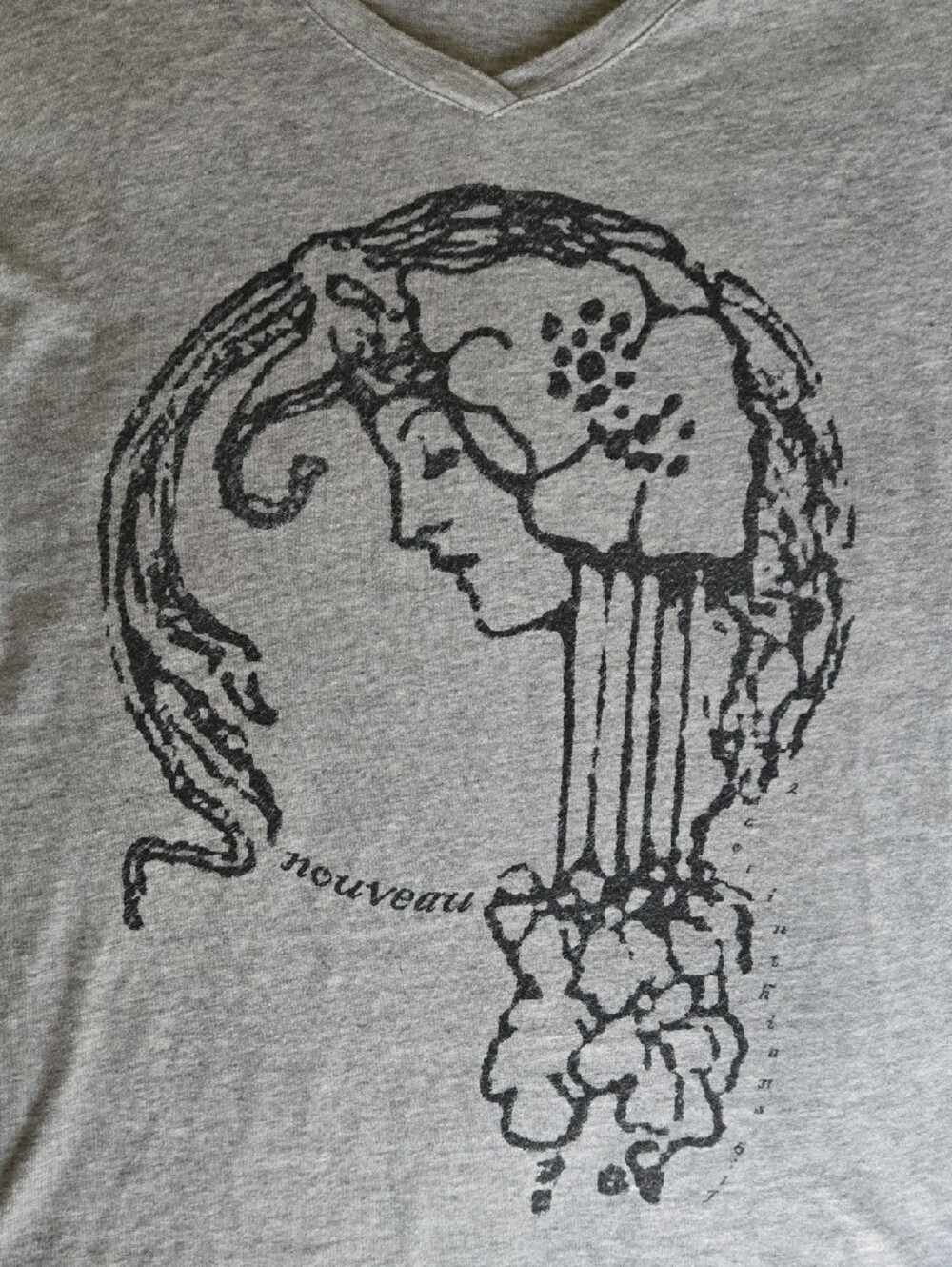 Women's Gray and Navy Blue Graphic V-Neck Tee with Art Nouveau Print - Picture 2 of 4